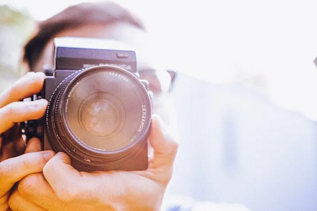 Aparat fotograficzny lustrzanka - niezawodny aparat w podróży